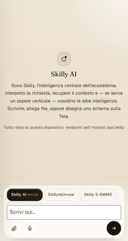 Schermata reale della chat su telefono: messaggio di benvenuto di Skilly AI, scelta dell'intelligenza e campo di scrittura in basso.